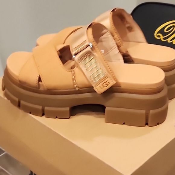 Ugg Ashton Chunky Sandal - Picture 7 of 9